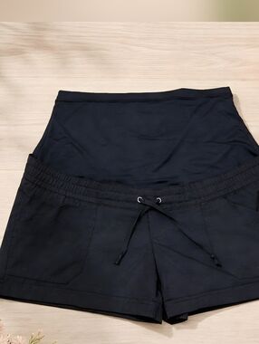 Thyme Maternity Shorts M Black Pull On Stretch Over Belly Pregnancy Casual Loung